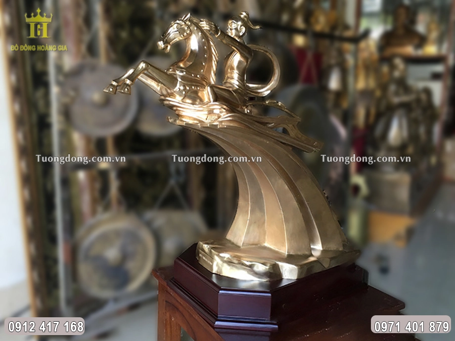 Ngài được đặt trên một đôn gỗ màu mận chín dày 10Cm